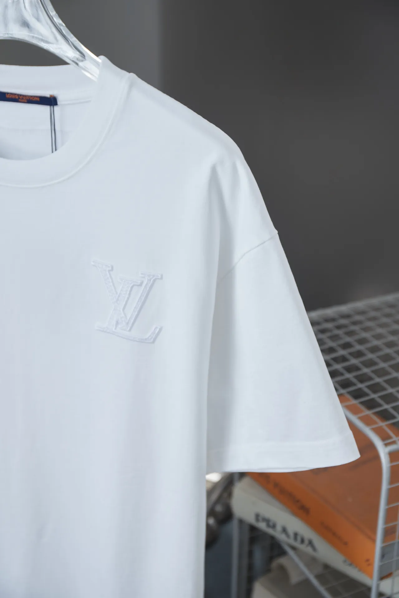 🅿️190 1V 25SS early spring new style Hydrosol embroidered LV letter short sleeves Light luxury essential item for daily commuting for men and women Correct version Welcome to compare Detailed features · 320g 100% pure cotton double yarn jersey fabric · Custom dyed in the same vat, special thickened 32 pieces double-strand 1X1 thread · Imported Tajima machine hydrosol embroidered LV letter logo on the front and back. Garment-washable embroidery hydrosol makes the embroidery offset printing softer and not stiff · Double-needle cross-stitching process · Original main mark washed tag brand moisture-proof paper packaging Color: black/white/burgundy Size: S/M/L/XL